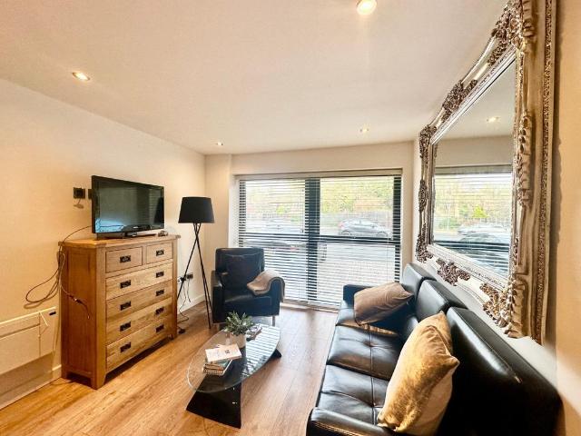 Bridgford Road, West Bridgford. 2 bed flat to rent £1,050 pcm £242 pw
