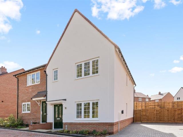 Bridle Crescent, Braintree CM7, 3 bed property to rent, £1,875 pcm | PrimeLocation