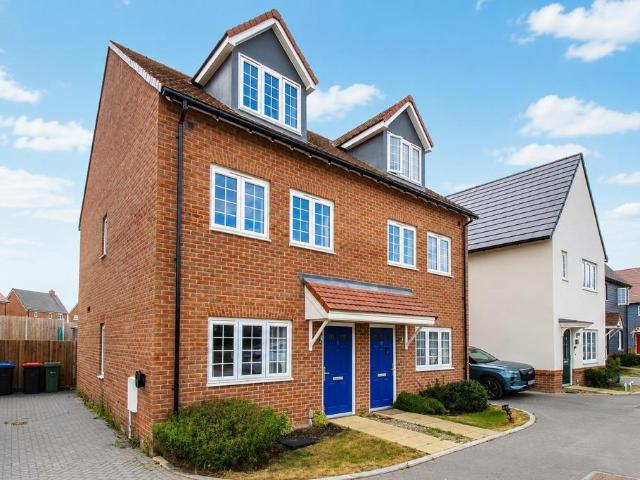 Bridle Crescent, Braintree 3 bed semi detached house to rent £1,895 pcm £437 pw