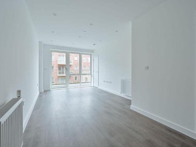 Bridlington Road, Bushey, South. 1 bed flat to rent £1,375 pcm £317 pw