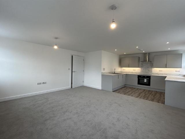 Bridport Town Centre 2 bed flat to rent £1,050 pcm £242 pw
