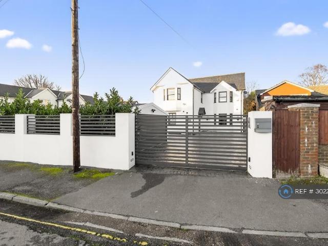 Brier Lea, Tadworth, KT20 5 bed detached house to rent £3,850 pcm £888 pw