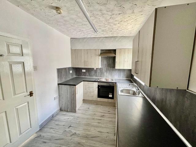 Briercliffe Road, Burnley BB10, 2 bed flat to rent, £625 pcm | PrimeLocation