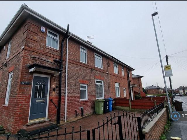 Brierley Avenue, Failsworth. 3 bed semi detached house to rent £1,400 pcm £323 pw