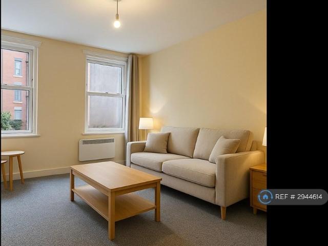 Briggate, Leeds, LS1 3 bed flat to rent £1,275 pcm £294 pw