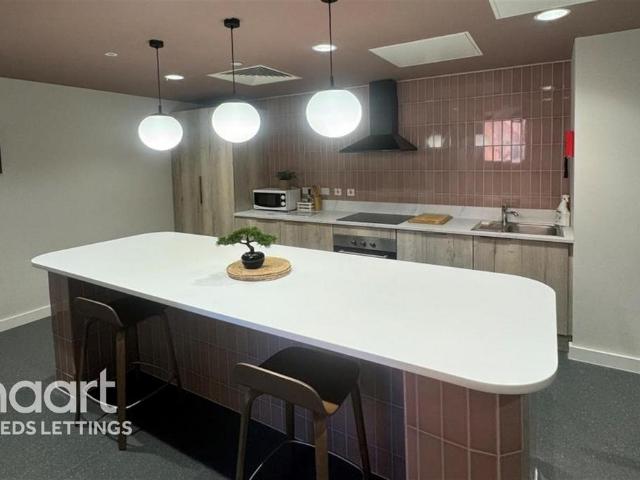 Briggate Studios 1 bed flat to rent £880 pcm £203 pw