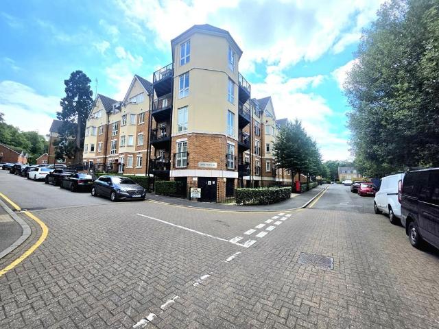 Brightwen Grove, Stanmore 2 bed ground floor flat to rent £1,850 pcm £427 pw