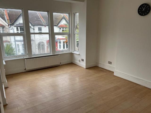 Brightwell Avenue, Westcliff on Sea SS0 3 bed flat to rent £1,450 pcm £335 pw