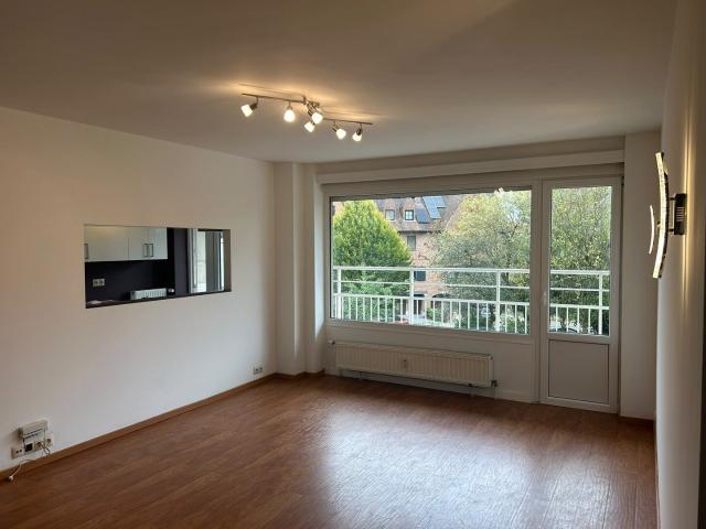 Bright 3 Bed Apartment with Balcony & Views