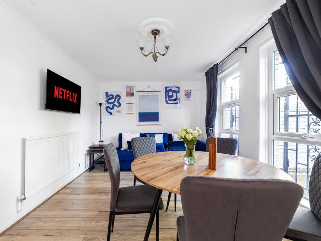 Bright 3 Bed Garden House, Haggerston, Parking