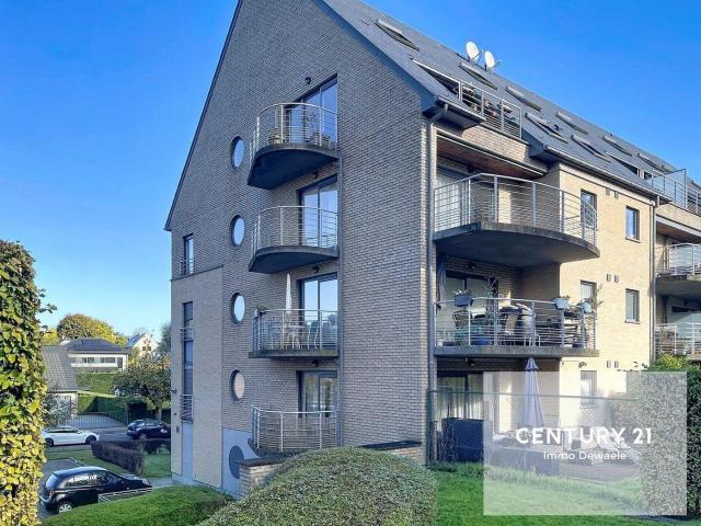 Bright 3 bedroom apartment with terraces, a cellar and a ind