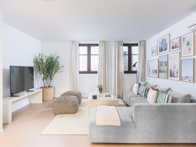 Bright 3 bedroom apartment in the Gothic Quarter