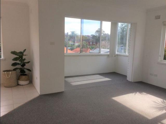 Bright 3 bedroom apartment near beach and shops