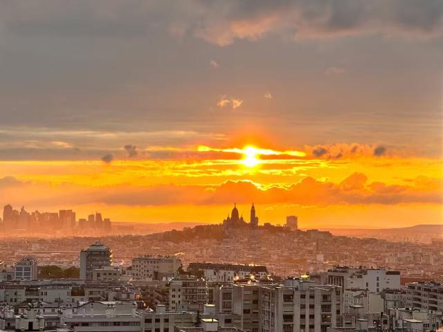 Bright 3 Bedroom Apartment near Parc des Buttes Chaumont Panoramic & Eiffel Tower Views