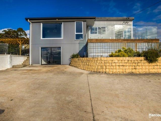 Bright 3 Bedroom Home with Ocean & Somerset Views