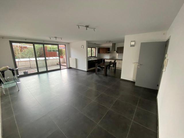 Bright 3 bedroom house with terrace