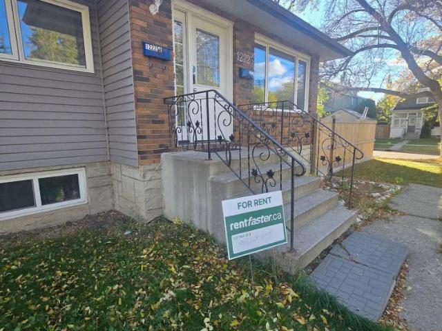Bright 3 Bedroom Upper Level Half Duplex in West Edmonton – 12225 108 Ave NW — 3 Bedrooms Duplex