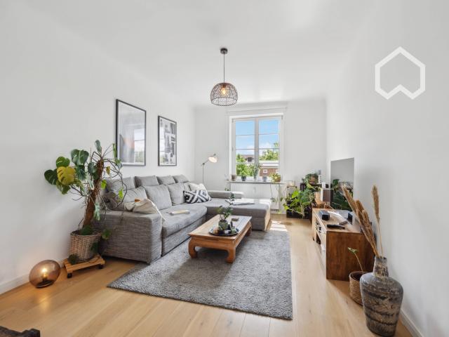 Bright 3 Room Apartment with Loggia in Barmbek Süd – Stylish, Quiet, and Well Connected