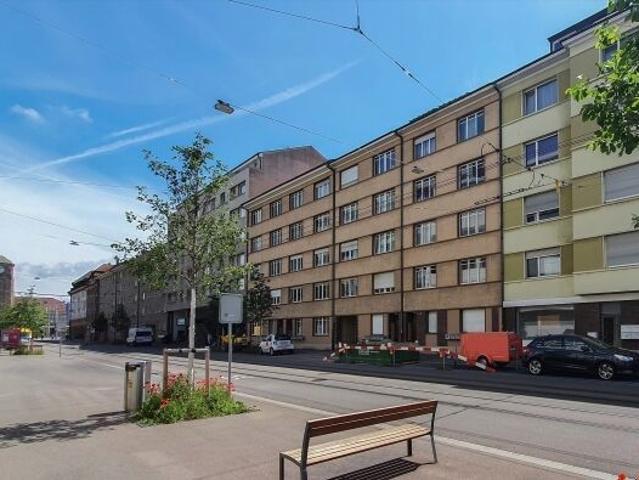 Bright 3 room apartment near bathroom. Train station
