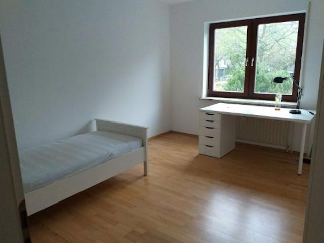 Bright 3 room apartment near Sinai Park