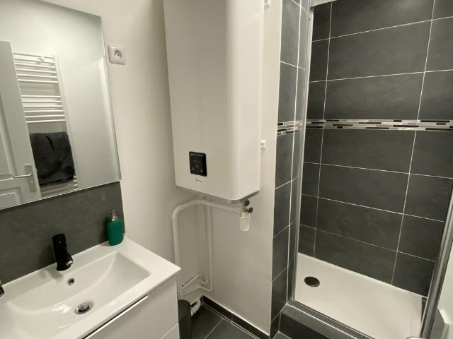 Bright 3BR Apartment • Seine View • Near Paris