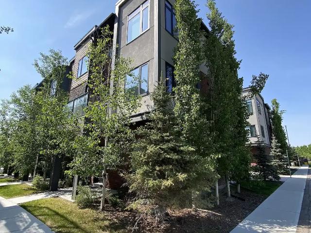 Bright 3BR+Den Townhouse | NW Calgary | Furnished & All Utilities Included — 3 Bedrooms+ Den Townhouse