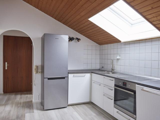 Bright 1.5 Room Top Floor Apartment 55 m² with South Balcony, 2 min to S Bahn Oberaichen