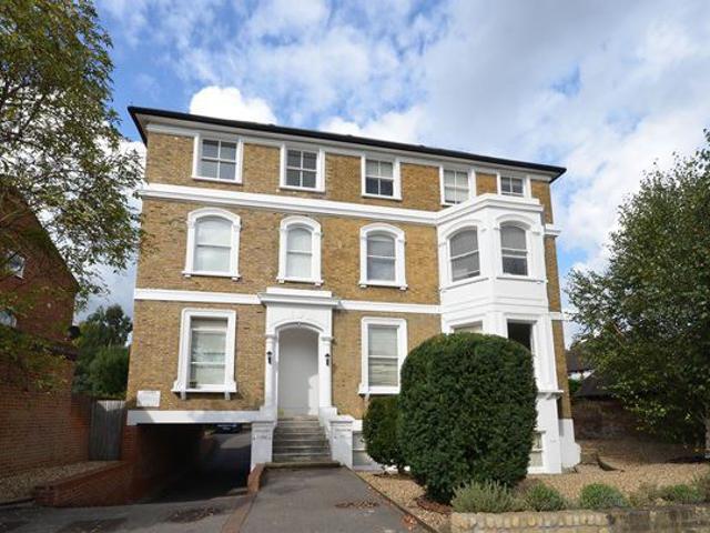 Bright 1 Bed Flat with Parking – Surbiton