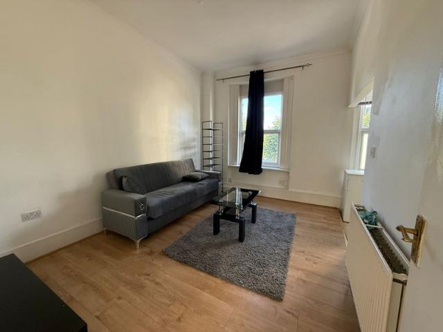 Bright 1 Bed Flat in Penge | Available Now