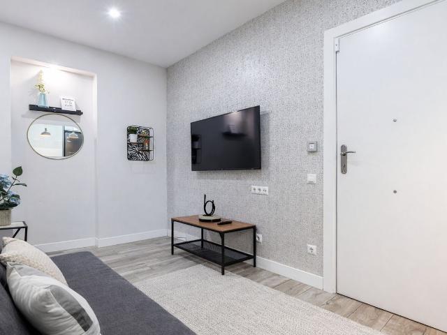 Bright 1 Bedroom Apartment Near Retiro Park in Madrid, Madrid Amsterdam Apartments for Rent
