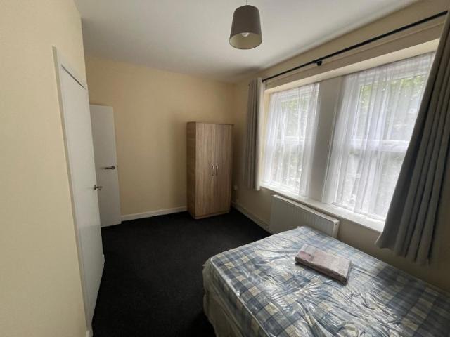 Bright 1 Bedroom Flat – Spacious Open Plan Living