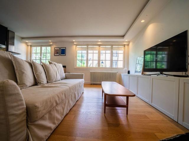 Bright 1BR Apartment with Parking in Neuilly sur Seine