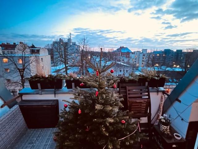 Bright 2,5 room apartment with home office & large rooftop balcony – 15 min to Alexanderplatz, Berlin Amsterdam Apartments for Rent