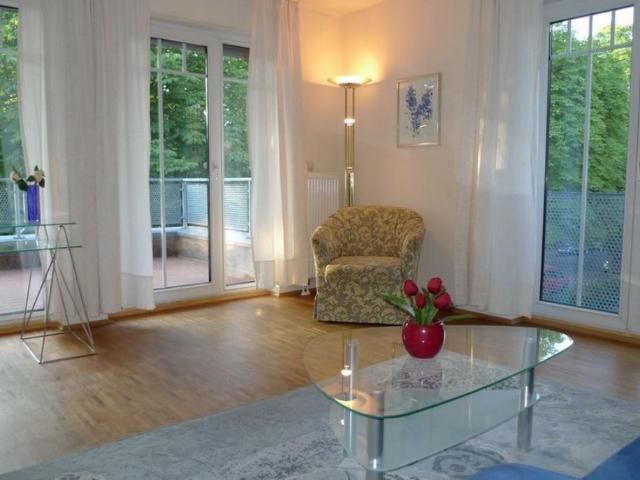 Bright 2.5 Room Apartment with Spacious Roof Terrace in an Upscale Residential Area in Striesen