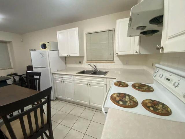 Bright 2 bed 1 bath ground unit near E45th and kingsway — ground unit
