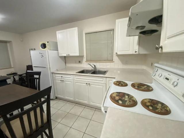 Bright 2 bed 1 bath ground unit near E45th and kingsway