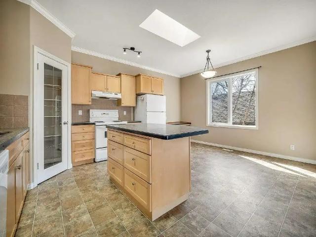 Bright 2 Bed 1 Bath in Central Lethbridge