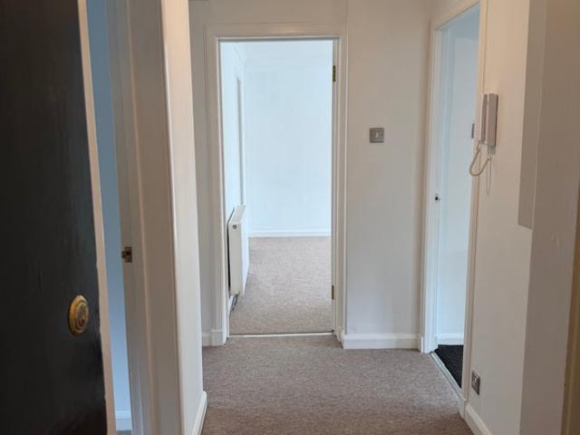 Bright 2 bed 1st Floor Flat