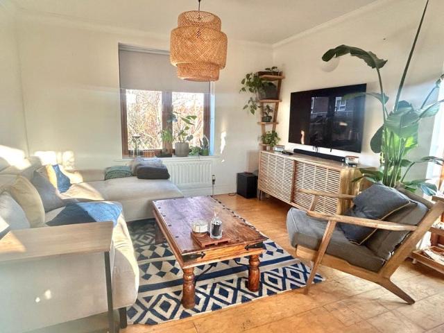 Bright 2 Bed Apartment Up to 4 months Bills Incl