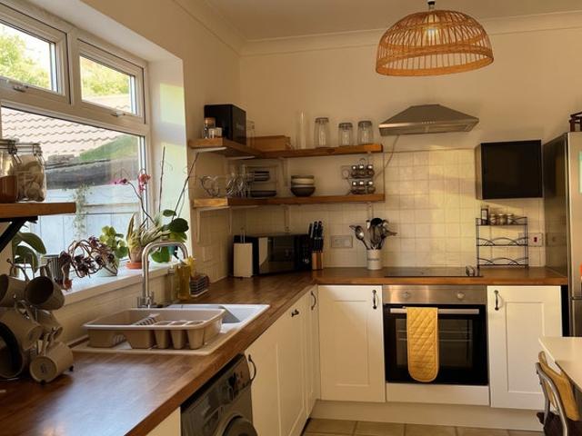 Bright 2 bed house close to city centre