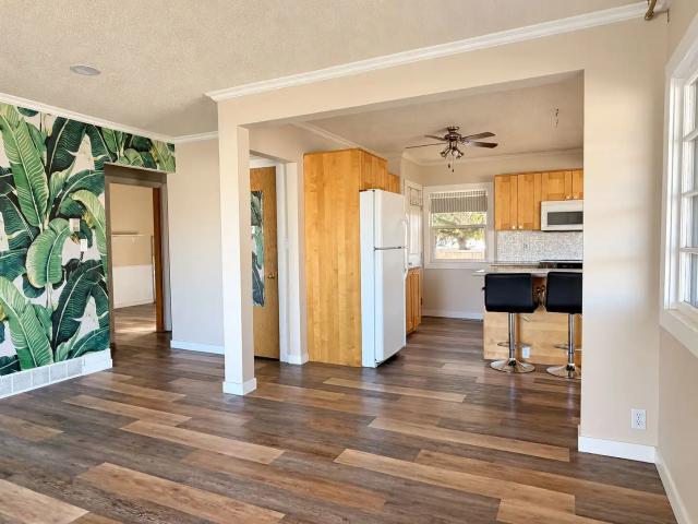 Bright 2 Bed Main Floor | Utilities & Wifi Incl | Fenced Yard
