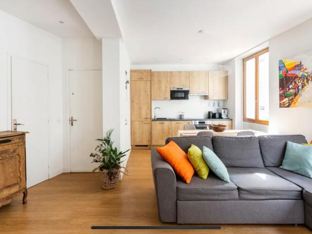 Bright 2 bedroom and 1 lounge apartment with large living room, close to the metro