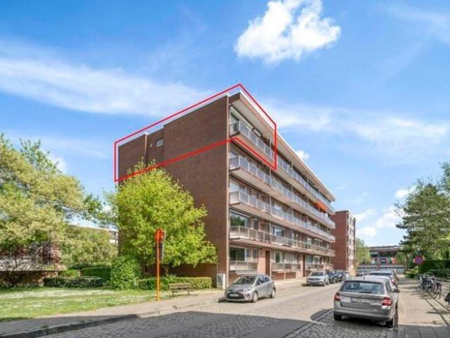Bright 2 bedroom apartment with a south facing terrace