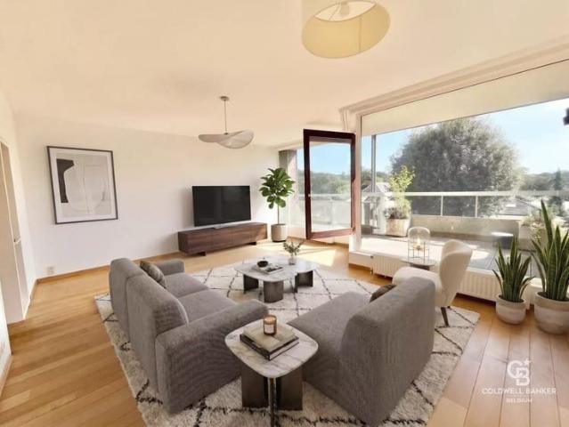 Bright 2 bedroom apartment with an office / Avenue Hamoir