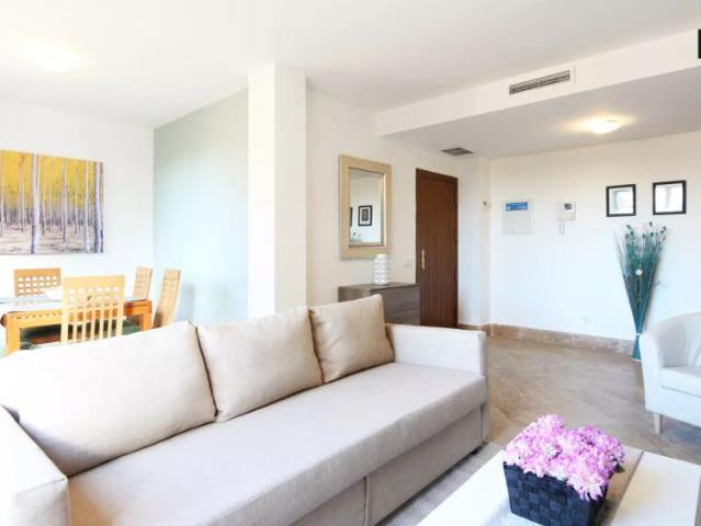 Bright 2 bedroom apartment with pool access for rent in Hortaleza