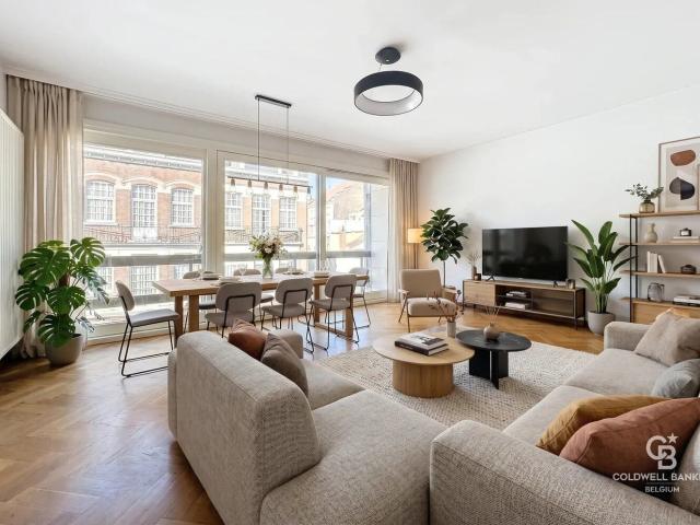 Bright 2 bedroom apartment with rear terrace / Near Montgome