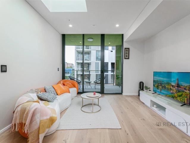 Bright 2 Bedroom Apartment with Skylight, Parking & Storage in Prime Zetland Location