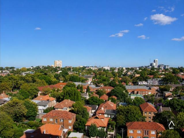 Bright 2 Bedroom Apartment with Spectacular City Views in a Prime Location
