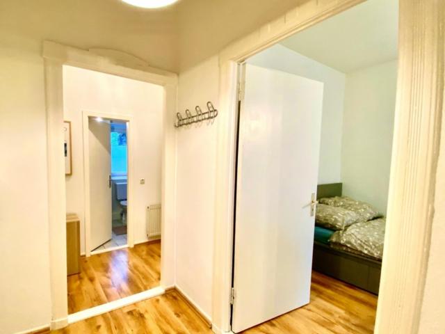 Bright 2 bedroom apartment close to Nöldnerplatz metro station