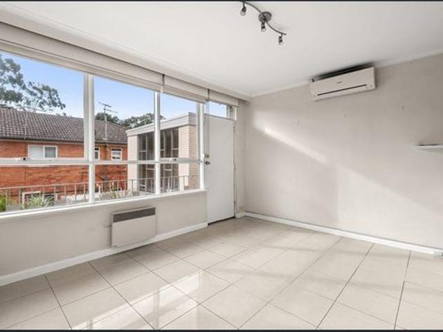 Bright 2 Bedroom Apartment in a Leafy Parkside Pocket